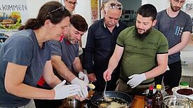 Beim Kochkurs lernten die Teilnehmenden, wie man Falafel zubereitet. (Bild: Birgit Leiß / Webredaktion)