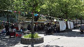 Viele geschmückte Stände stehen auf dem Kranoldplatz.