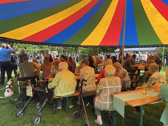 Die Bläserklasse der Nahariya-Schule eröffnete traditionell das Stadtteilfest. (Bild: QM Nahariyastraße / Kadriye Karci und Valerie Stolp)