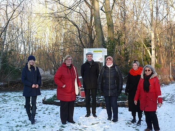 Am Volkspark Lichtenrade beginnt der Quartiersrundgang. (v.l.n.r.: Marika Schroeder (QM), Angelika Schöttler (Bezirksstadträtin), Peter Pulm (QM), Astrid Barnekow (Bezirk), Marlene Buritz (OE SPK), Kadriye Karci (QM) (Bild: QM Nahariyastraße)