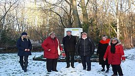Am Volkspark Lichtenrade beginnt der Quartiersrundgang. (v.l.n.r.: Marika Schroeder (QM), Angelika Schöttler (Bezirksstadträtin), Peter Pulm (QM), Astrid Barnekow (Bezirk), Marlene Buritz (OE SPK), Kadriye Karci (QM) (Bild: QM Nahariyastraße)