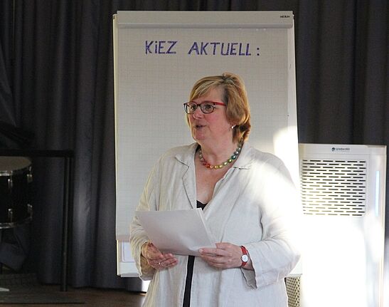 Angelika Schöttler, Stellvertretende Bezirksbürgermeisterin und Bezirksstadträtin für Stadtentwicklung und Facility Management, stellte die Themen des Abends vor. (Bild: Kerstin Heinze)