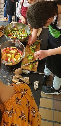 Kinder lernen im Projekt Kiezanker e.V., sich gesund zu ernähren. Bild: Yildiz Yilmaz