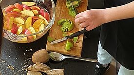Kinder lernen im Projekt Kiezanker e.V., sich gesund zu ernähren. Bild: Yildiz Yilmaz