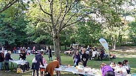 Beim Abschlussfest der Aktionswoche „Spaß an Sprache“ konnten sich die Anwesenden an verschiedenen Ständen informieren. (Bild: H. Heiland und QM Dammwegsiedlung / Weiße Siedlung W+P GmbH)