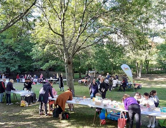 Beim Abschlussfest der Aktionswoche „Spaß an Sprache“ konnten sich die Anwesenden an verschiedenen Ständen informieren. (Bild: H. Heiland und QM Dammwegsiedlung / Weiße Siedlung W+P GmbH)