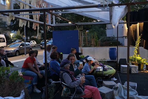 Die Freifläche vor dem Sp*ti Kiezladen wurde als urbaner Zuschauerraum umfunktioniert. (Bild: H. Heiland)