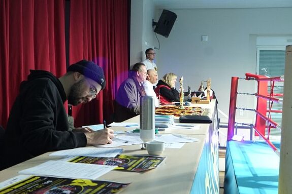 Medaillen und der begehrte Box-Pokal liegen bereit, um die erfolgreichen Kämpfe zu würdigen. (Bild: Holger Heiland)