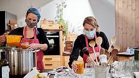 Der Verein „RESTLOS GLÜCKLICH“ zaubert aus Lebensmittelresten viele Leckereien. Foto: Felix Joris