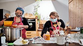Der Verein „RESTLOS GLÜCKLICH“ zaubert aus Lebensmittelresten viele Leckereien. Foto: Felix Joris