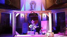 Desmond Garcia – Ein-Mann-Kapelle im Innenhof des ehemaligen Krematoriums. Bild: georg + georg