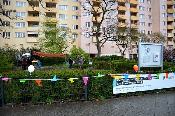 Trotz Regenwetter wurde das Gartenfest in der „Grünen Blase“ gut besucht. (Bild: QM Heerstraße Nord)