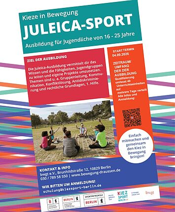 Plakat zur Juleica-Sport-Ausbildung mit Titel, Infokästen, QR-Code und einem Foto einer Gruppe auf einer Wiese.