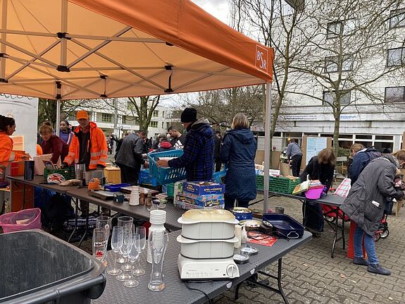 Auf dem Tausch- und Geschenkemarkt warteten alte Fundstücke wie Brettspiele, Spielzeug, Vasen, Geschirr, Fahrräder, Taschen, Puppen, Schuhe und mehr darauf, entdeckt zu werden. (Bild: QM Nahariyastraße)