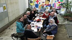 Am 30. August 2023 versammelte sich der Quartiersrat Nahariyastraße unter freiem Himmel vor dem QM-Büro zur 15. Sitzung. (Bild: Kerstin Heinze und Gerald Backhaus, QM-Team)
