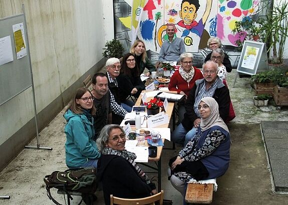 Am 30. August 2023 versammelte sich der Quartiersrat Nahariyastraße unter freiem Himmel vor dem QM-Büro zur 15. Sitzung. (Bild: Kerstin Heinze und Gerald Backhaus, QM-Team)