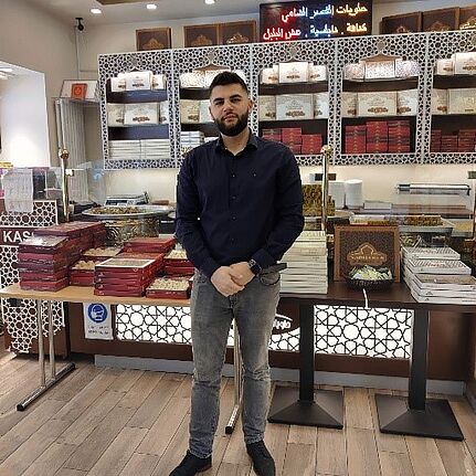 Bilal Alhalabi leitet die bekannte Baklava-Konditorei Palast in der Sonnenallee. Bild: Birgit Leiß