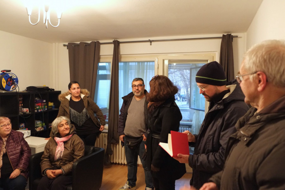 Bewohnerinnen und Bewohner mit dem Quartiersmanagement-Team bei einer Station ihres Rundgangs. Bild: H. Heiland, QM Weiße Siedlung Dammweg