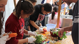 Gemüse schnippeln für die suppenhungrigen Esser. Foto: QM Ganghoferstraße