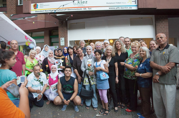 Gruppenfoto der Bildungsbotschafterinnen und Bildungsbotschafter vor dem Nachbarschaftszentrum Steinmetzstraße. Bild: Marion Schütt
