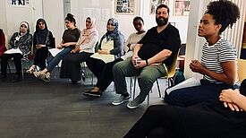 Im gemeinsamen Gespräch über Gemeinsamkeiten und Unterschiede. Bild: Pinar Boga; Quartiersmanagement Düttmann Siedlung.