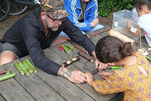 Mit Naturmaterialien konnten die Kinder Bootsmodelle oder Flöten basteln. (Bild: QM Dammwegsiedlung / Weiße Siedlung)