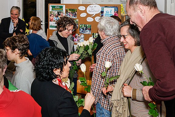 Gestärkt vom köstlichen Buffet erkundeten zahlreiche Gäste die aufgebauten Stellwände, um sich über weitere Projekte zu informieren und mit anderen Teilnehmenden ins Gespräch zu kommen. (Bild: Antonia Richter)