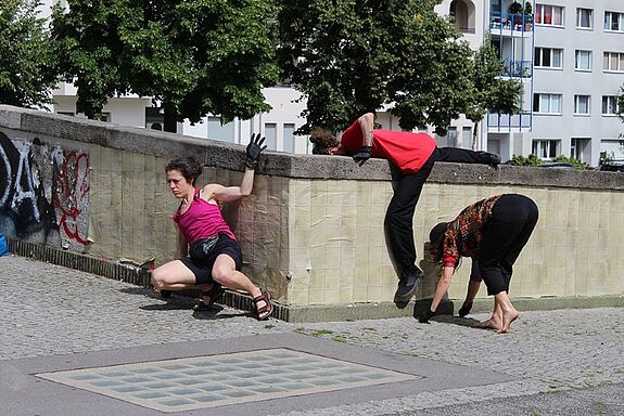Die Performenden loteten den Raum auf der Wildenbruchbrücke mit ganzem Körpereinsatz aus. (Bild: QM Harzer Straße)