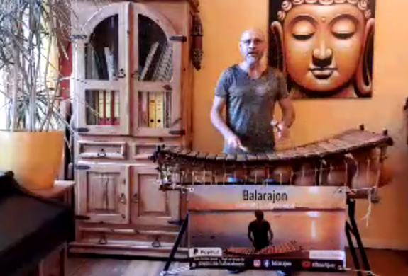 Lars Pistorius spielt nicht nur, sondern gibt auch Unterricht an der Balafon. Bild: Gerald Backhaus.