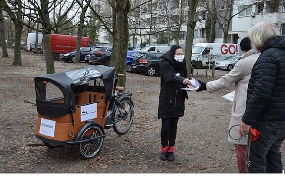 Stefanie Bath sucht den Austausch mit älteren Menschen, mit Alleinlebenden, mit Vorsichtigen. Das ist jedoch in diesen Tagen mit Abstandhalten und Maskenpflichten gar nicht so einfach. (Bild: FOEV-Verbund)