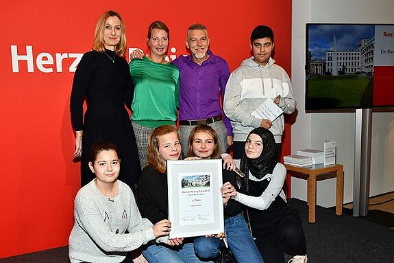 Schülerinnen und Schüler präsentieren den Roman Herzog Preis auf der Bühne. Foto: Elke A. Jung-Wolff