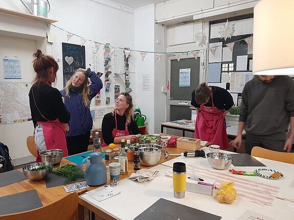 Beim gemeinsamen Kochen wird der nachbarschaftliche Austausch gefördert. (Bild: QM Donaustraße-Nord)