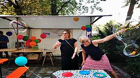Bei gutem Wetter flogen die Seifenblasen beim Perlenkiezfest durch das Quartier. (Bild: QM Moabit-Ost)
