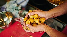 In den Kochworkshops von der Initiative „Restlos Glücklich e.V.“ lernen die Teilnehmenden einfach, gesund und nachhaltig zu kochen. Bild: Restlos Glücklich e.V.