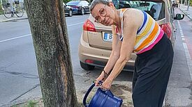Quartiersrätin Annette Mohr hat diesen Sommer im QM eine Aktion zum Bäume gießen ins Leben gerufen. (Bild: QM Auguste-Viktoria-Allee)