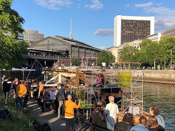 Das Holzdachboot „citizenship“ zieht die Blicke aller auf sich. (Bild: QM Beusselstraße)