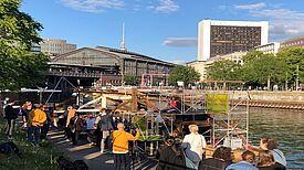 Das Holzdachboot „citizenship“ zieht die Blicke aller auf sich. (Bild: QM Beusselstraße)