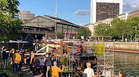 Das Holzdachboot „citizenship“ zieht die Blicke aller auf sich. (Bild: QM Beusselstraße)