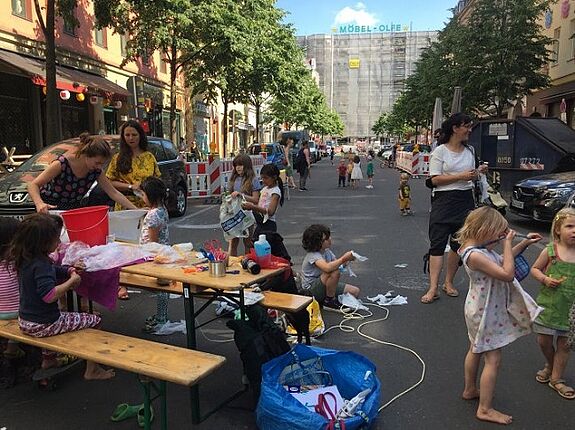 Die Kinder freuen sich über die temporäre Spielstraße und können unbeschwert spielen. (Foto: QM ZKO)