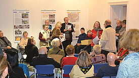 Gemeinsam mit den Bewohnerinnen und Bewohnern wurde die Ausstellungseröffnung des Senioren-Kiezprojekts gefeiert. QM Reuterplatz