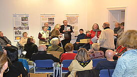 Gemeinsam mit den Bewohnerinnen und Bewohnern wurde die Ausstellungseröffnung des Senioren-Kiezprojekts gefeiert. QM Reuterplatz