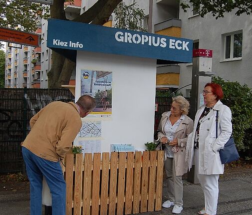 Schon die Einweihung des Gropius Ecks erweckte großes Interesse bei den Passanten und Passantinnen. Bild: Julia Hantke