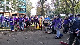 Ein Putz-Staffell des Diakonie-Werks Simeon auf der Schillerpromenade. Foto: Alina Schütze