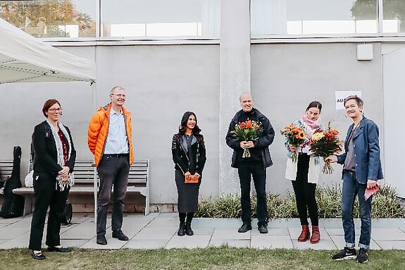 Am Ende gab es Blumen zum Dank: (v.l.n.r.) Alexandra Kast und Sören Bott von der Senatsverwaltung sowie Damla Corvaglia, Ulli Lautenschläger, Carolin Kleemann, Tanja Henrich (alle vom QM-Team). (Bild: Sophie Dietrich)