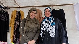 Auf dem Kieztrödel wurde nicht nur Kleidung verkauft, sondern auch frische Speisen zubereitet. Bild: Birgit Leiß