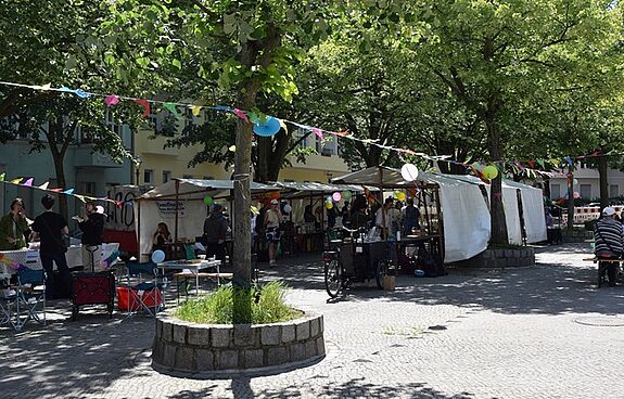 Viele geschmückte Stände stehen auf dem Kranoldplatz.