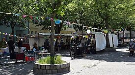 Viele geschmückte Stände stehen auf dem Kranoldplatz.
