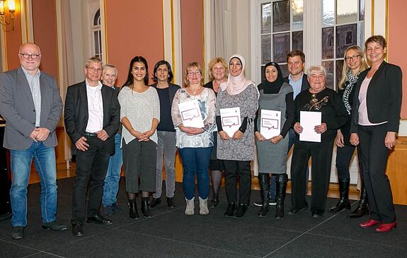 Verleihung der EhrenamtsPässe an bürgerschaftlich Aktive aus den Berliner Quartiersmanagementgebieten mit Senatorin Breitenbach (rechts). Bild: Sabine Schlaak