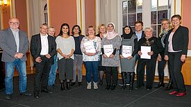 Verleihung der EhrenamtsPässe an bürgerschaftlich Aktive aus den Berliner Quartiersmanagementgebieten mit Senatorin Breitenbach (rechts). Bild: Sabine Schlaak