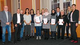 Verleihung der EhrenamtsPässe an bürgerschaftlich Aktive aus den Berliner Quartiersmanagementgebieten mit Senatorin Breitenbach (rechts). Bild: Sabine Schlaak